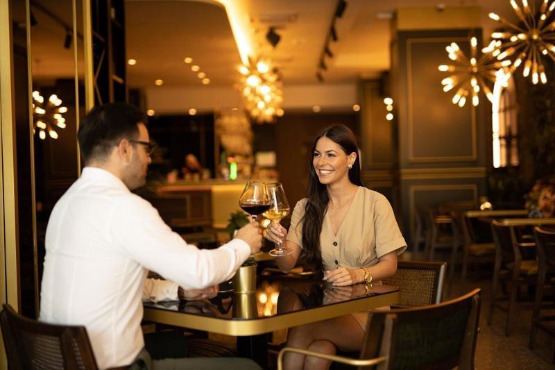 Hotel Pupin Нови Сад Екстериор снимка A couple dining at a restaurant