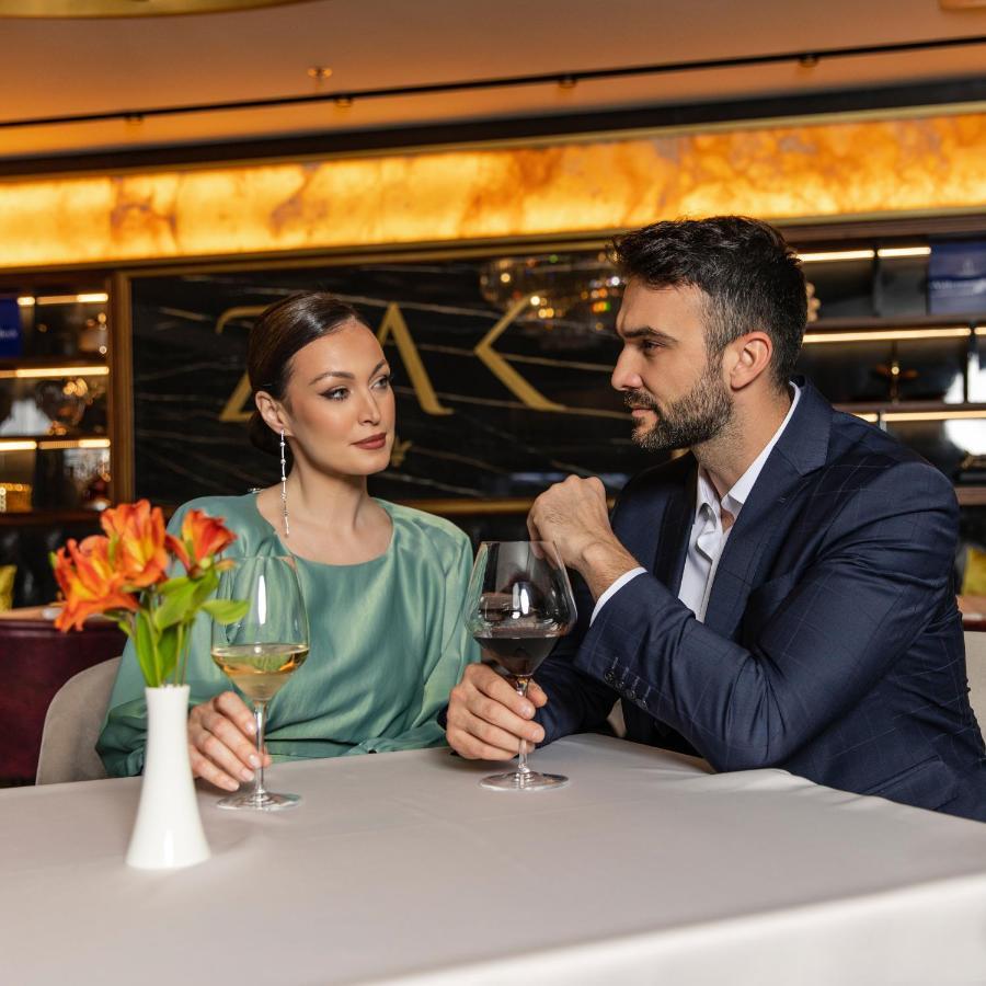 Hotel Pupin Нови Сад Екстериор снимка A couple at a restaurant