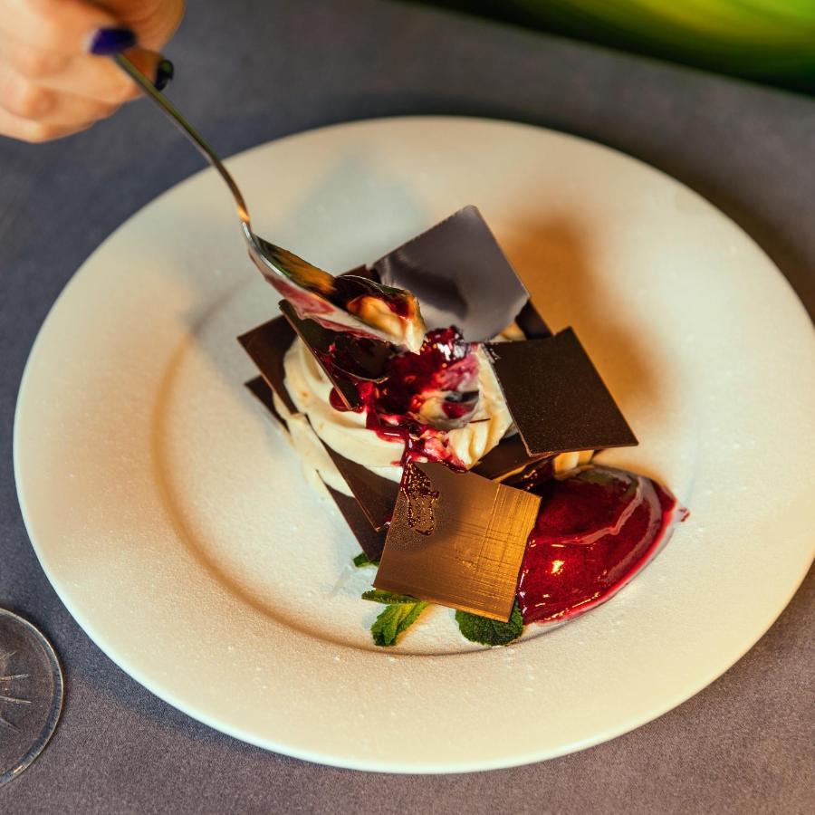 Hotel Pupin Нови Сад Екстериор снимка A chocolate dessert