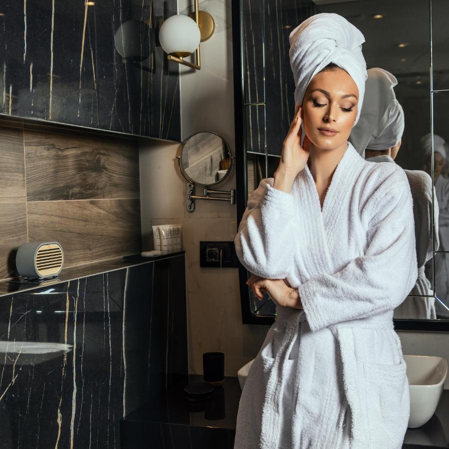 Hotel Pupin Нови Сад Екстериор снимка A woman wearing a bathrobe