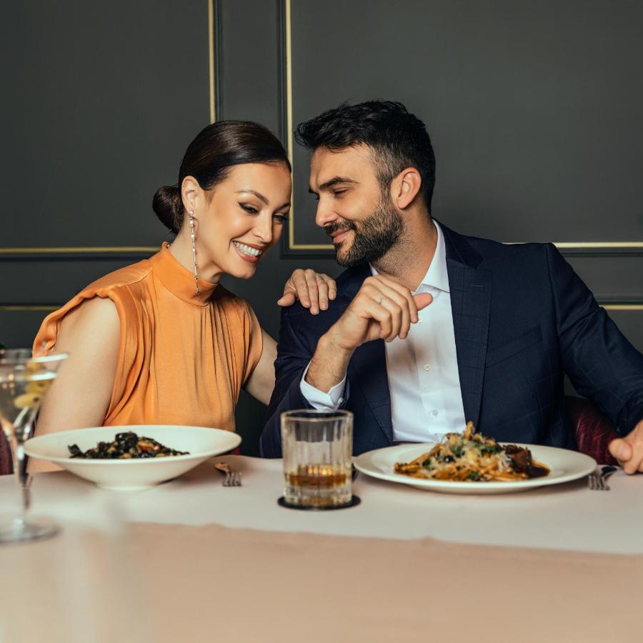 Hotel Pupin Нови Сад Екстериор снимка A couple dining together