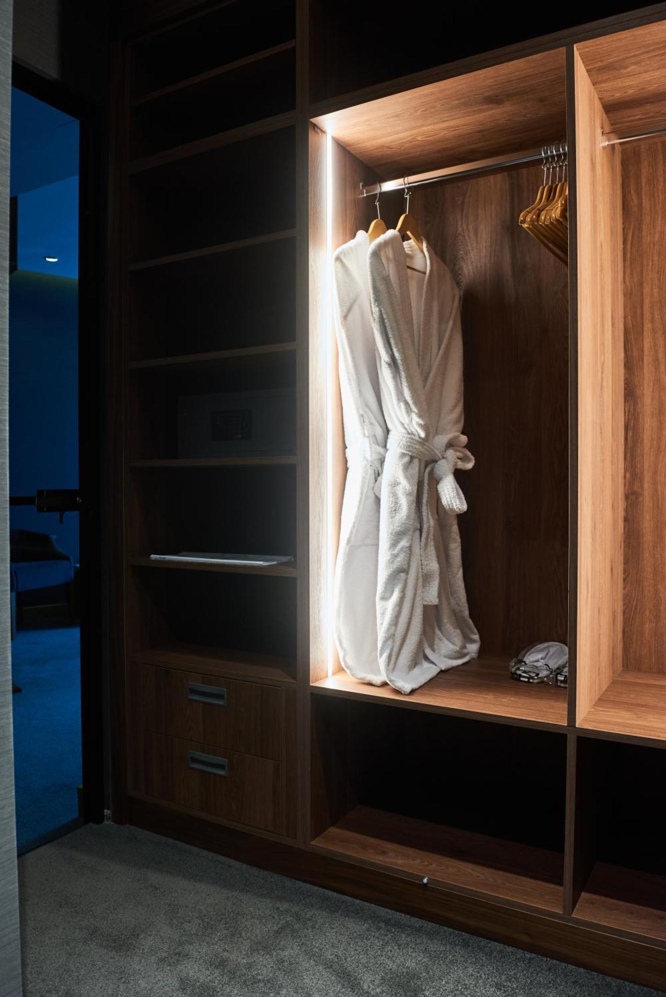 Hotel Pupin Нови Сад Екстериор снимка A bathrobe hanging in a closet
